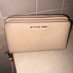 Brand new Michael Kors Cream Leather Crossbody Bag